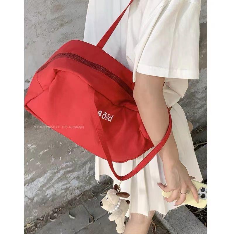 Product Introduction of Túi Kẹp Nách, Phong Cách Hàn Quốc, Thêu Chữ Đơn Giản, Phong Cách Thường Ngày Chất Liệu Nylon Màu Đỏ, Thời Trang, Thích Hợp Cho Nữ, Phong Cách Preppy, Dung Lượng Lớn, Túi Đeo Vai Đi Lại 15
