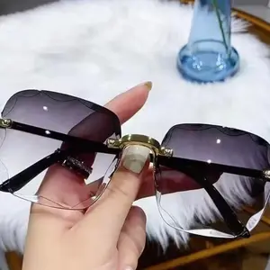 Kacamata Wanita Gaya Fashion Tanpa Bingkai Anti Radiasi UV Besar Sunglasses Retro