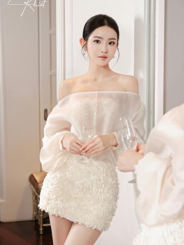 Khiết - Set gồm áo và chân váy ngắn phủ hoa hồng 3D phong cách đi tiệc sang chảnh KS249