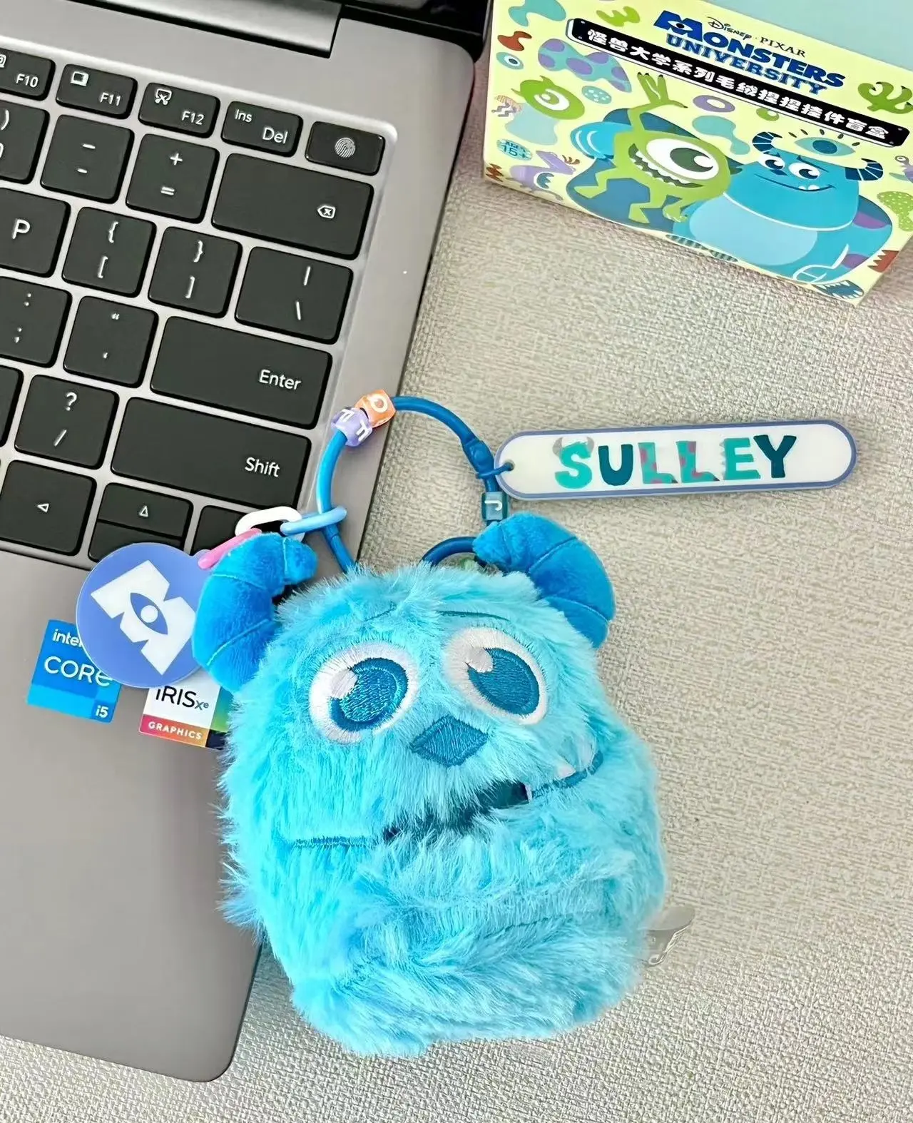 Monsters university รับประกันความแท้ มีในสต็อก กระเป๋าเป้บีบอัด, ของเล่นแบบอินเทรนด์,ของเล่นแปลกใหม่, สัตว์ประหลาด,กล่องตาบอด, กระเป๋าเป้บีบอัด, ของเล่น, จี้การ์ตูน, พวงกุญแจ, เหมาะสำหรับคู่รัก, อินเทรนด์，ตุ๊กตาไมค์มอนสเตอร์ ตุ๊กตา  มอนสเตอร์ อิ้งค์