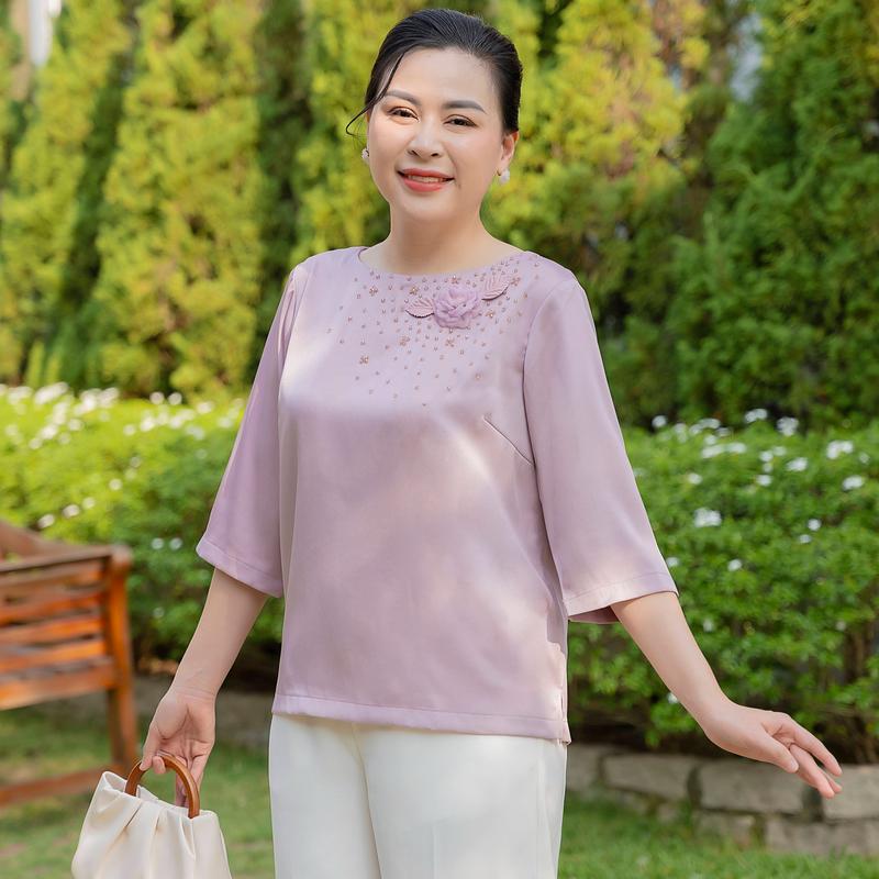 GUMOM - Áo Kiểu Trung Niên U50 U60 Cao Cấp Cổ Tròn Tay Lỡ đính kết thủ công hoa ngọc trai, kim sa và đá cao cấp Sang Trọng Cho Nữ - Women Nhung Kem Xanh Nho Tua Rua Top Voi