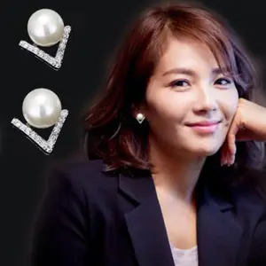 Anting Mutiara V Elegan Fuji Warna Silver Aksesoris Fashion Kekinian Elegan Wanita Dewasa AT051