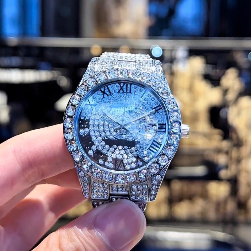 Đồng hồ đính đá Trending 2025 Sản phẩm chất lượng “ Thời Trang - Sang Trọng “.Quà Tặng kèm dụng cụ tháo mắt dây đeo. Giá sale ưu đãi ! watch , đồng hồ Nam tốt .Thời trang nam giá tốt.