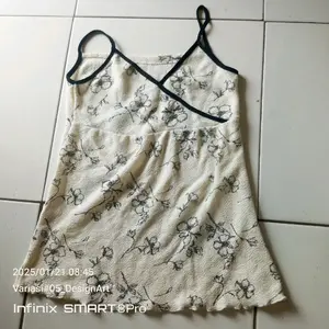Tanktop Tali Wanita Masa Kini dengan Desain Modern dan Nyaman untuk Dipakai Sehari-hari