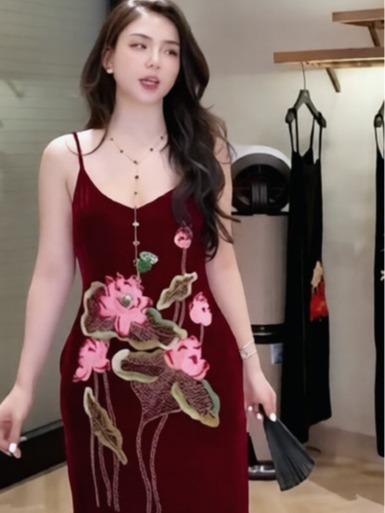  V19- Váy Nhung The 2 Dây Cổ V Thêu Sen Đỏ 