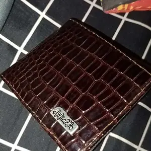 AMT Dompet pria kulit sintetis motive buaya Hitam