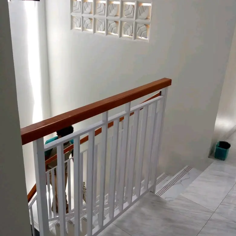 Railing Tangga Pegangan Kayu Kamper.    . 0