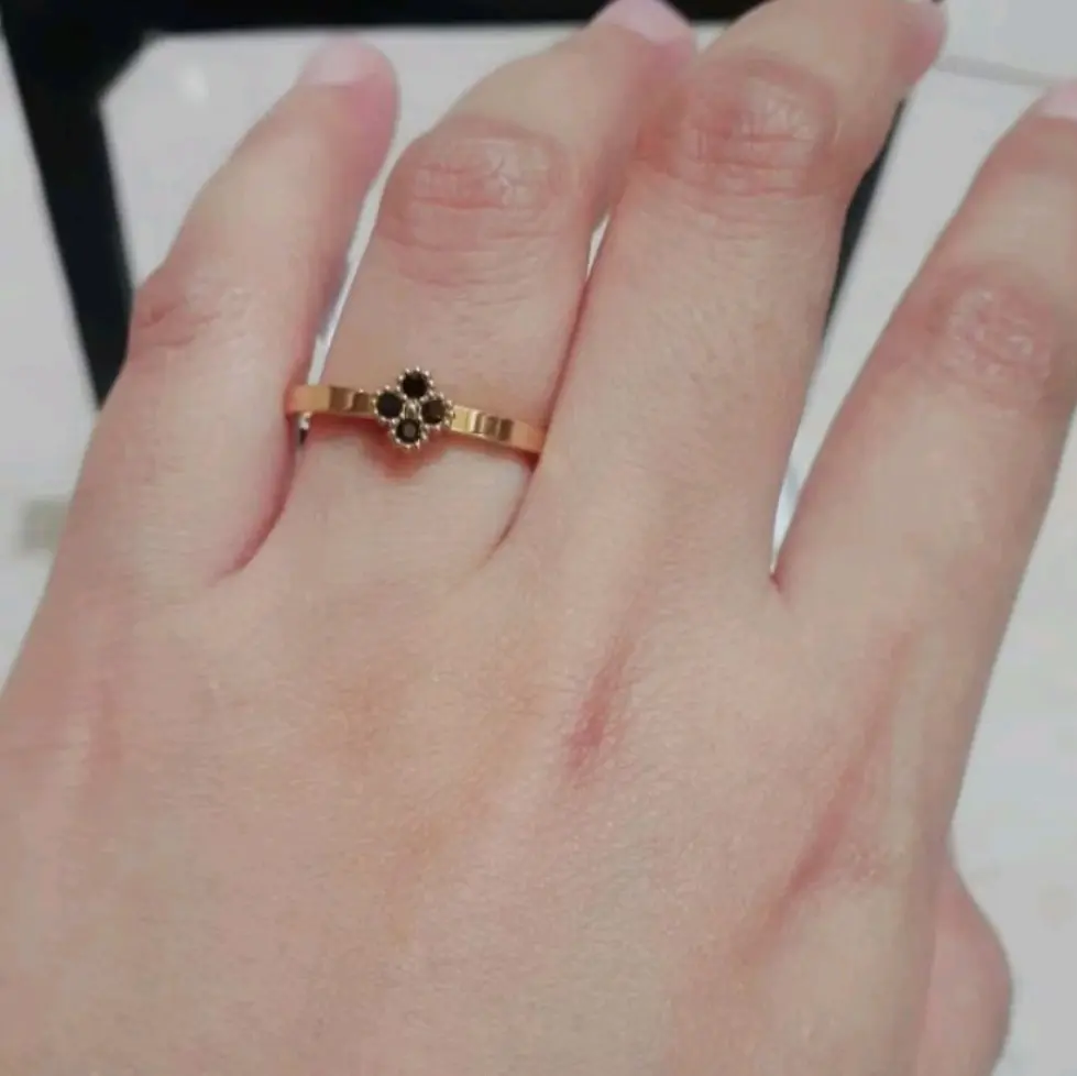 AW93 Cincin gaya mini semanggi keberuntungan gold hitam
