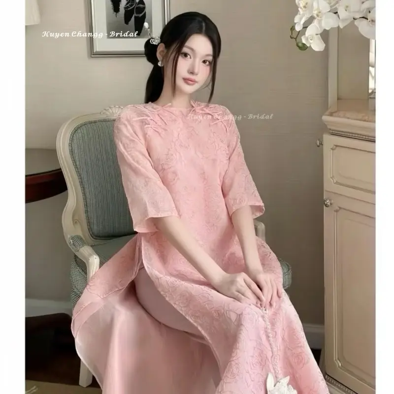 Áo dài cách tân thêu hoa Y21 (kèm quân lụa dài 105cm) áo dài ren hoa hồng thêu nhũ đính 6 nơ 4 tà phối quần lụa cổ tròn - Akara Closet Nữ Women Dress Kem Tua Rua - Tết áo dài へ