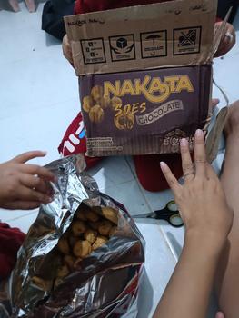 Product Review of COD Soes Coklat Cokelat/strawberry/ 500g/1kg /Update kemasan terbaru / merek baru/Malona/ mix rasa/halal Kue Sus Kering Isi soes coklat lumer 1 kgr Enak Murah （Cemilan keluarga, cocok untuk dewasa dan anak-anak） Chocolate Food Makanan Snack Manis from M**r 2