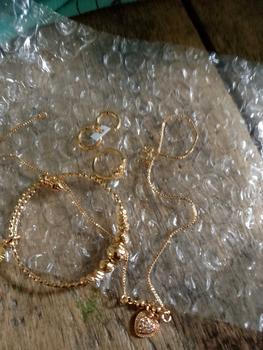 Product Review of SET PERHIASAN ANAK ANAK KUPING PERHIAS AN KUPING UNTUK ANAK ANAK UMUR 2 SAMPAI 4THN TIDAH GATAL Costume anting titanium gelang  anak from m**a n**a 0