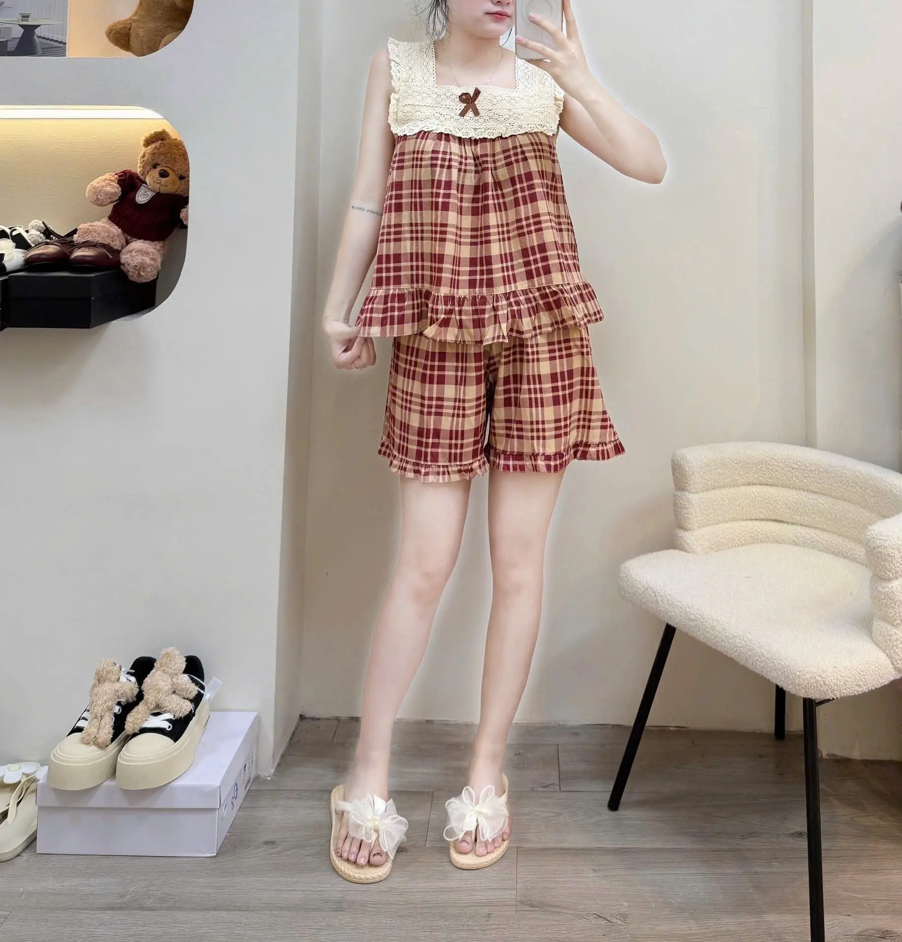 Bộ đồ ngủ mặc nhà nữ Hh áo cộc baby xoè rộng cổ vuônb bản to Phối viền Ren Quanh cổ cỡ lớn áo sát ách quần cộc gấu quần bèo hoạ tiết kẻ Caro to chất liệu đũi hàn mềm êm thoáng mát thấm hút mồ hôi