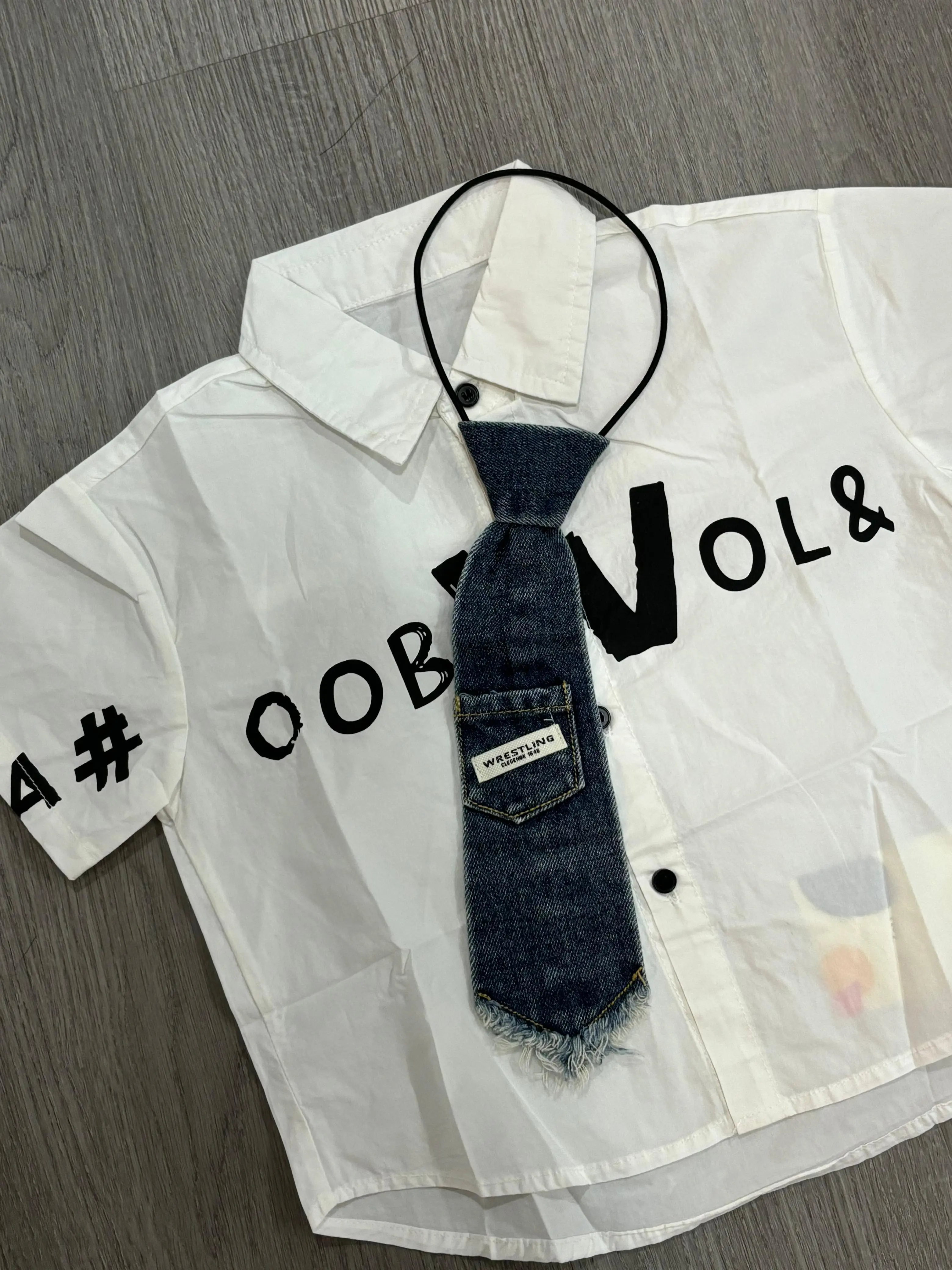 Kemeja anak laki-laki dengan dasi denim