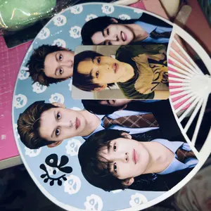 (FREE 1 PHOTOCARD) Kipas COER - Kpop Hand Fan Korea Merchandise Unofficial