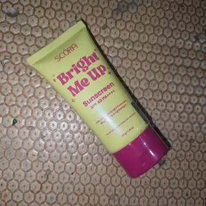 [SPECIAL] SCORA Bright Me Up Sunscreen 40 gr Sunblock Mencerahkan Melindungi UV Menyerap Cepat Glowing Sepanjang Hari
