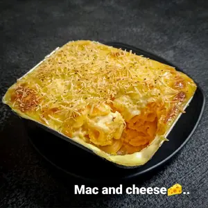 mac and cheese dengan saus keju khusus dan chilies flakes terpisah