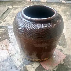 Guci Kuno Antik dengan Desain Unik dan Warna Coklat