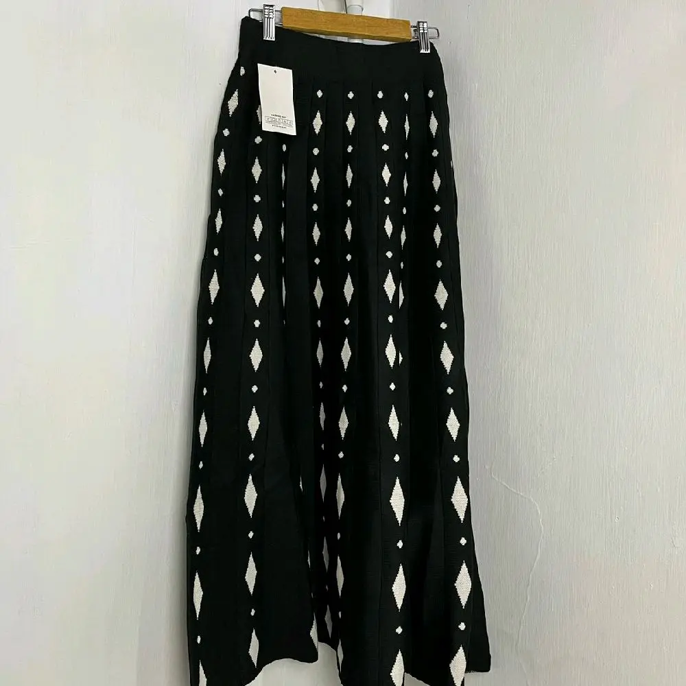 ROK GRADASI RAJUT TEBAL IMPORT LIS PUTIH HITAM