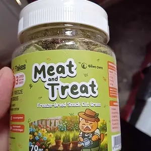 Olive Care MEAT & TREAT Freeze Dried Cat Grass Cube Snack Cemilan Kucing Tinggi Serat dan Protein atasi Hairball Bulu Rontok Penyebab Batuk, Tidak Nafsu Makan, Sembelit, Diare | Daging Ayam, Wheatgrass, & Carrot Flakes untuk Pencernaan dan Sistem Imun