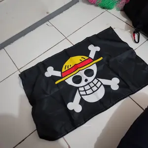 Nazhifa Printing - Bendera One Piece - Poster Kain Bendera One piece, Luffy Jolly Roger untuk Penggemar One Piece - Bahan Satin Peles - Ukuran Kecil hingga Besar