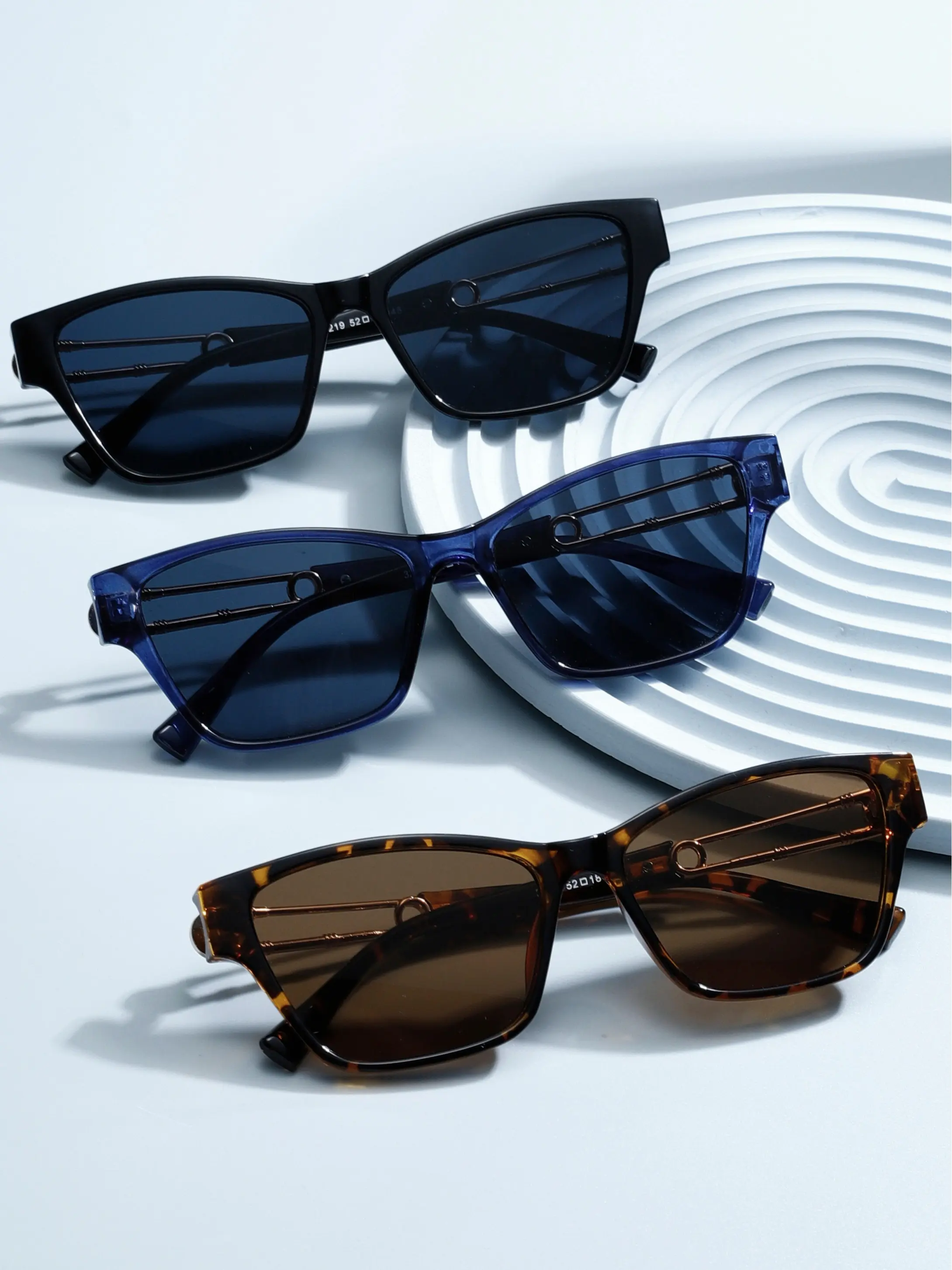 【COD+GRATIS KOTAK】Emokii Kacamata  - Grace Stylish - Kacamata Hitam Pria Wanita Modis Lensa Gradasi Kacamata Fashion UV Protector 400 Trend Kacamata Stylish Premium Kacamata Lensa 14 CM Frame Metal Unisex Sunglasses.