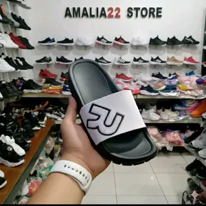 Sandal Pria Wanita Model R Logo Hitam Putih Comfortable Dengan Desain Trendy Dan Nyaman Untuk Keseharian