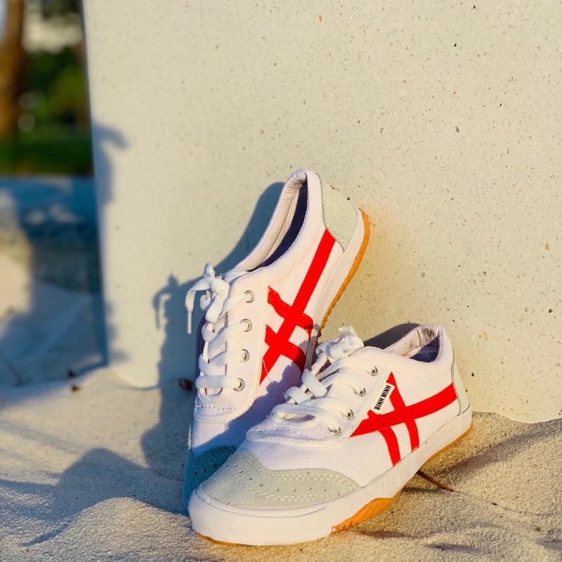 Giày thể dục học sinh sọc đỏ và xanh