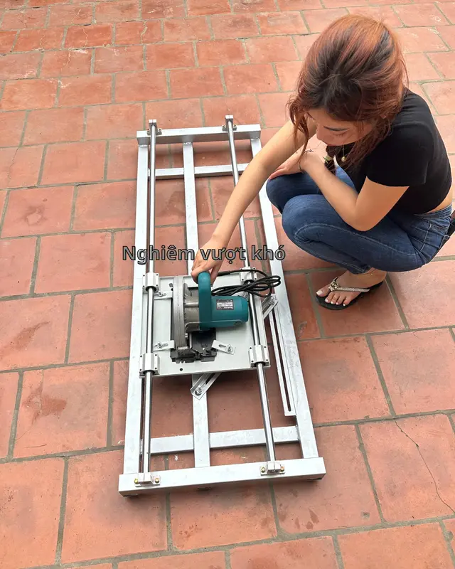 Khung trượt máy cắt cầm tay Nghiêm Vượt Khó bằng inox, lắp được nhiều máy cắt đến từ nhiều thương hiệu khác nhau mặt bàn lớn 33x36 cm ( lưu giá này chỉ có khung gồm 2 thanh trượt đăc mạ rom, 4 ổ bi, 4 gối đỡ 1 mặt trượt 33x36 ốc vít phụ kiện đi kèm ) 2