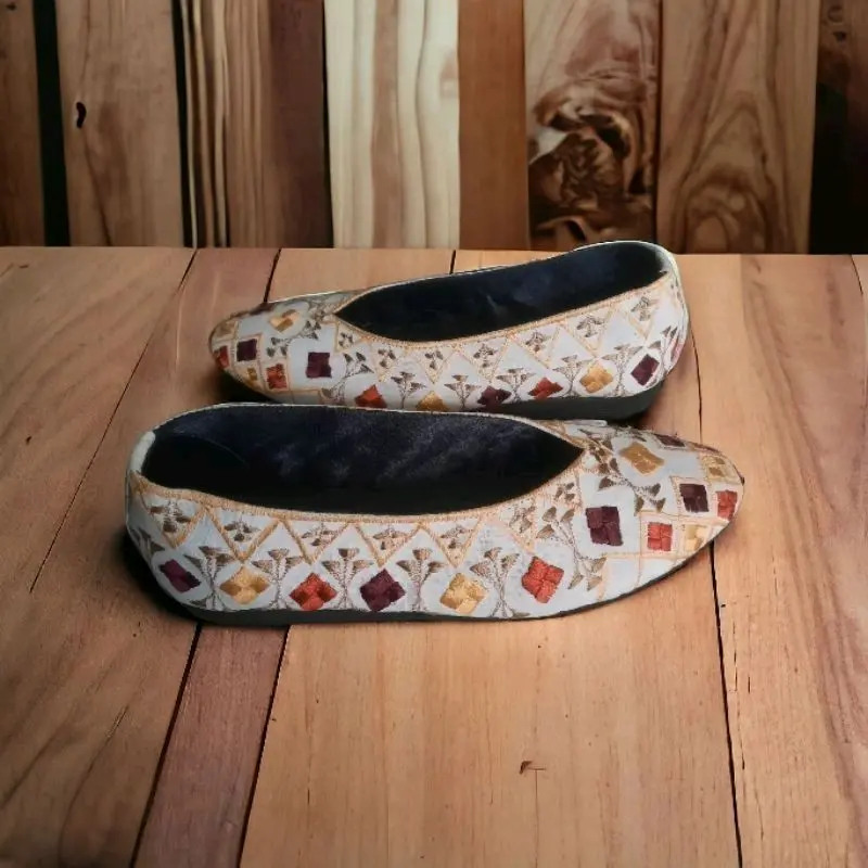 Sepatu Bordir Slip On Ujung Bulat Flat Shoes Karet Wanita Sneakers Kasual 1