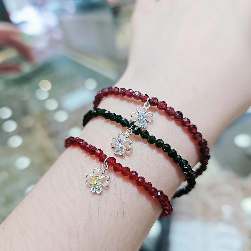  QMJ STORE - Q131 VÒNG TAY HẠNH PHÚC ĐÁ THẠCH ANH MIX CHARM CỎ 4 LÁ vòng cắt giác kim sa size 3mm nhỏ xinh đá tự nhiên 