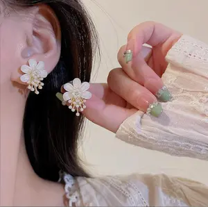 2025 Musim Semi dan Musim Panas Anting Bunga Segar Kecil Wanita Anting Mutiara Kualitas Tinggi Mewah Ringan Anting Temperamen Serbaguna Peri Super