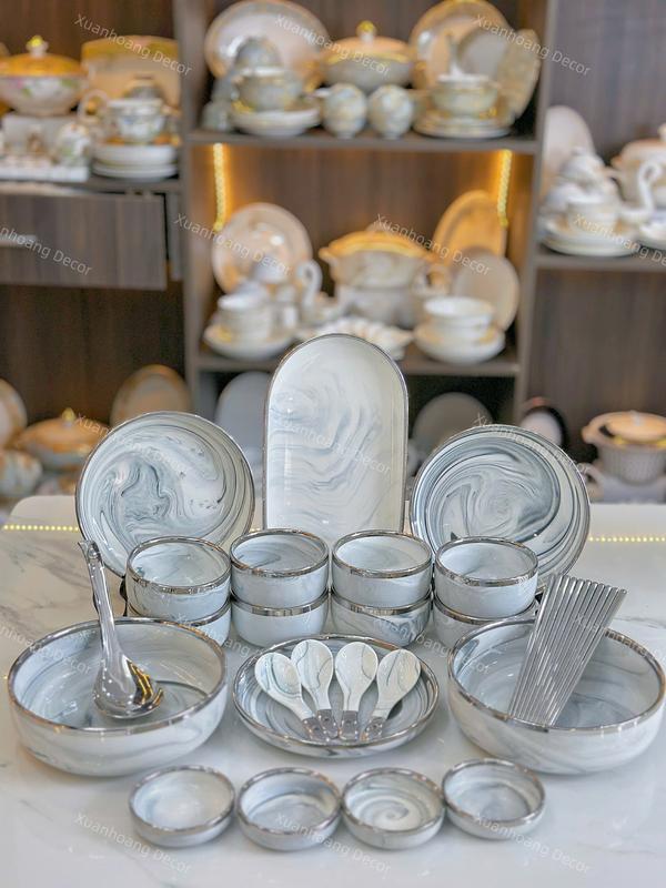 Bộ Chén Đĩa Gốm Sứ Vân Đá Viền Bạc Sang Trọng 31 Món Đặc Biệt, Chén Đĩa Vân Ghi Bạch Kim Cao Cấp, Lựa Chọn Hoàn Hảo Cho Mâm Cơm Gia Đình. Bộ Vân Đá Bạch Kim gồm: 9 cơm, 3 thìa, 3 chén chấm, 9 đũa,3 đĩa tròn size 20cm,1 muôi canh,2 tô canh,1 bầu dục.
