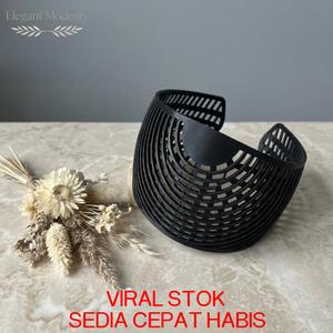 Ikat kepala tudung yang ringan dan tidak licin, direka khas untuk wanita Muslim Malaysia.Sesuai untuk semua gaya rambut, ia direka khas untuk wanita berambut nipis, menawarkan penetapan dan pembetulan yang tidak kelihatan.