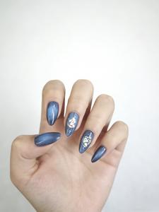Luxurious ocean blue foil flakes nail art; cool vibe that brightens skin; cat eye effect + gold foil flakes nails; Clean Fit commuter style; fully handmade custom design; niche, premium ocean aesthetic.
