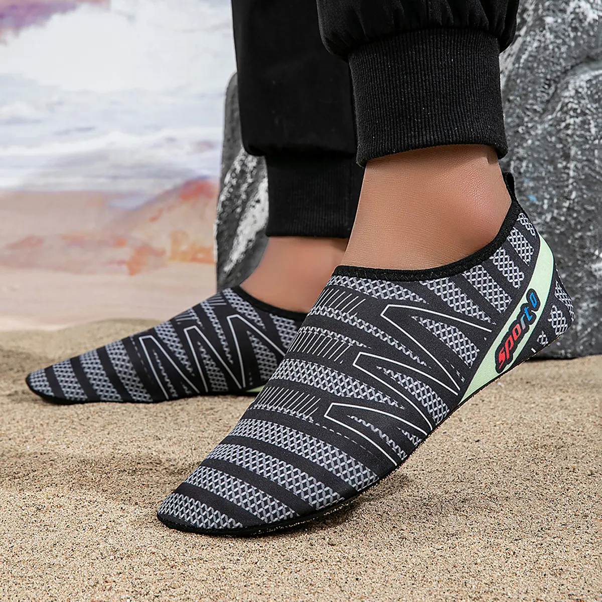 Unisex water shoes for cycling, yoga, swimming, fitness and beach activities. Water shoes, slippers, non-slip, anti-cut, thick soles, suitable for outdoor activities. Beach park beach trip exercise