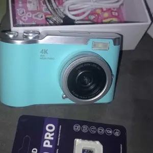 【Kado Hari Raya Kekinian】LK0007 Kamera Digital 8X 68MP/64MP Layar 2.4 Inci 4K Vlog Zoom 180° 10 Filter Cocok untuk Pemula Hadiah Kamera Digital Siswa Camera Foto dengan Tali Selfie dan Baterai 1000mAh V380 Smart【Gift stickers】