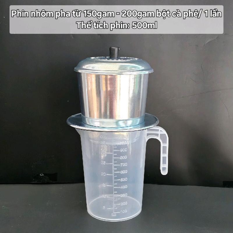 Phin nhôm lớn pha được 150gam đến 200gam bột cà phê/ 1 lần, thể tích 500ml, chất liệu nhôm lá bền đẹp dễ vệ sinh, tiện lợi và sang trọng, có bán kèm ca định lượng hứng nước cốt cà phê