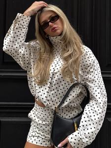 Mujer chaqueta oversize con lunares negro y blanco, cuello alto, mangas largas, cordón ajustable en el bajo, ideal para looks diarios, reels, escapadas, casual.