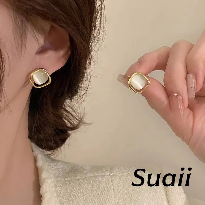 [Suaii] Anting geometris kotak kecil batu kucing bentuk mungil berkilau alami dan tampilan menawan E340
