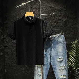 Kemeja polo kasual jacquard yang modis dan mewah, cocok untuk semua musim, nyaman, adem, pas badan, kaos lengan pendek berkerah untuk anak muda.