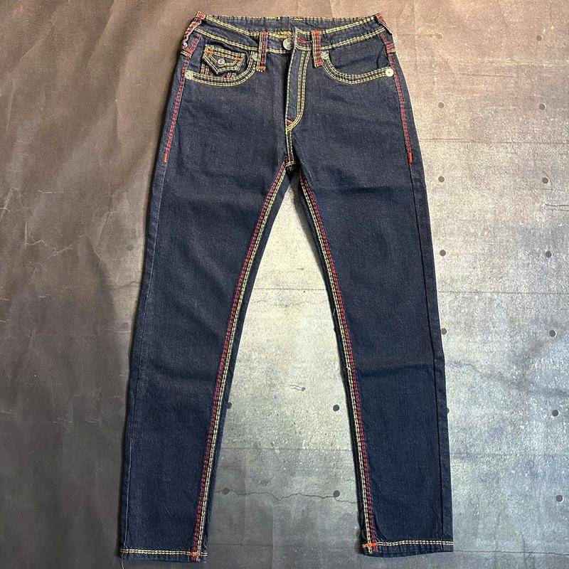 Quần dài Jean nam màu xanh quát lợt chỉ trắng 2 kim phía sau túi có nắp thêu chữ u