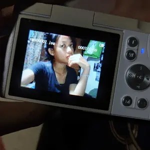 【Kado Hari Raya Kekinian】LK0007 Kamera Digital CCD 8X 64MP Layar 2.4 Inci 4K Vlog Zoom 180° 10 Filter Cocok untuk Pemula Hadiah Kamera Digital Siswa Camera Foto dengan Tali Selfie dan Baterai 1000mAh Hadiah Lebaran V380 Smart【Gift stickers】