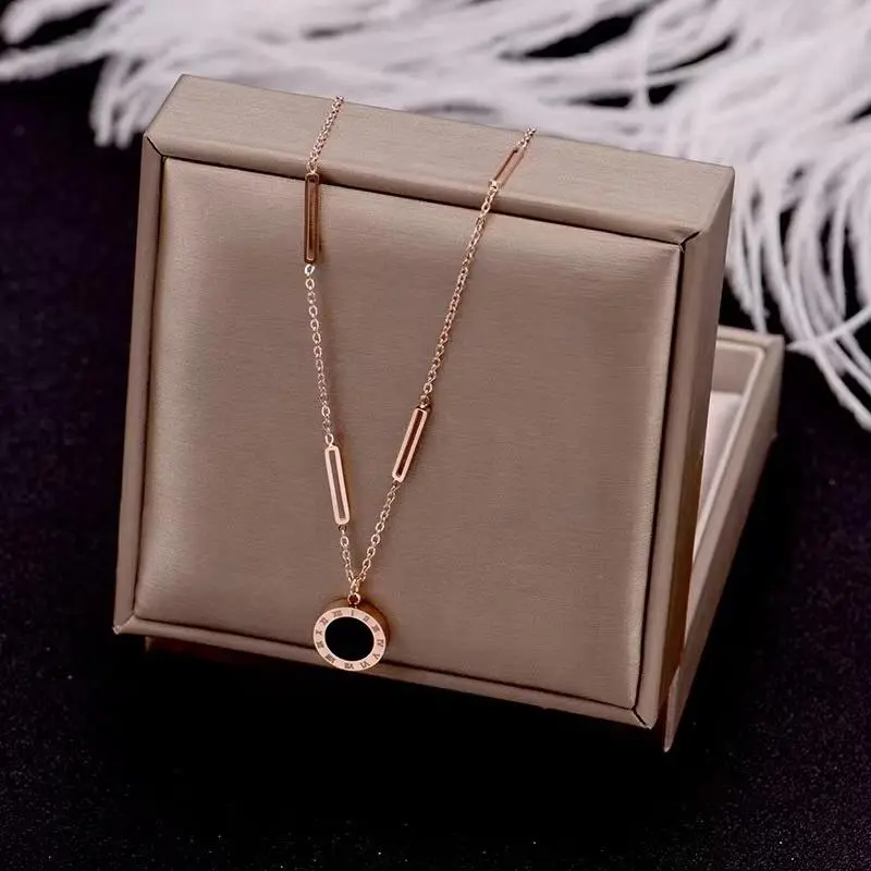 086 Kalung Perhiasan wanita titanium rantai liontin bulat angka romawi warna hitam elegant anti luntur