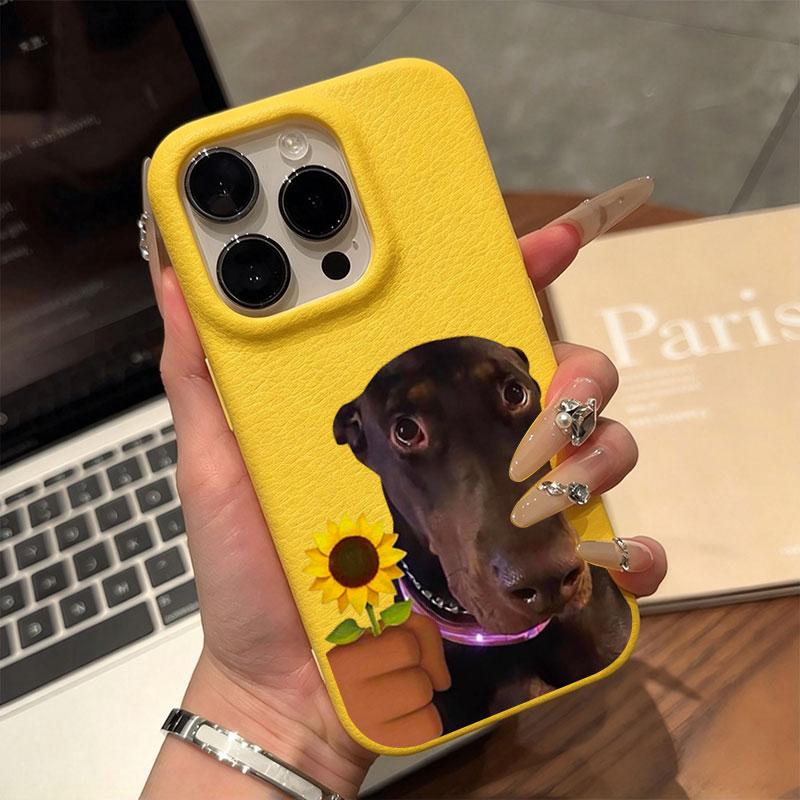 Ốp điện thoại chống rơi với hình ảnh gói biểu cảm chó Doberman cầm hoa hướng dương kiểu ins, cảm giác mềm mịn giống da phù hợp cho iPhone18/17/16/15/14/13/12/11 Pro Max X XR XS 7 8 Plus