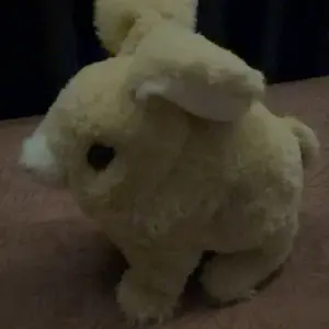 Simulasi mainan mewah Elektronik kelinci lucu bisa berjalan dan melompat hidung dan telinga melompat