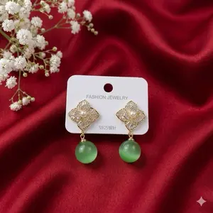 Anting Anting dengan Liontin Mata Kucing Berwarna Hijau gradasi alami