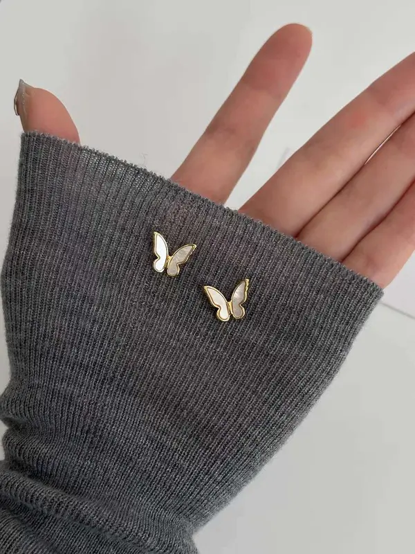 GS Aksesoris Anting Elegant White Pearl Butterfly Earrings with Gold Accents Anting Mutiara Putih Chic dengan Aksen Emas Kupu-Kupu Korean LookAA0015 4