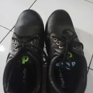 Sepatu Safety Dagok Ujung Besi Pria Dewasa Kulit Sintetis Sol Karet Dijahit Kuat kokoh Lentur Kerja Proyek Lapangan