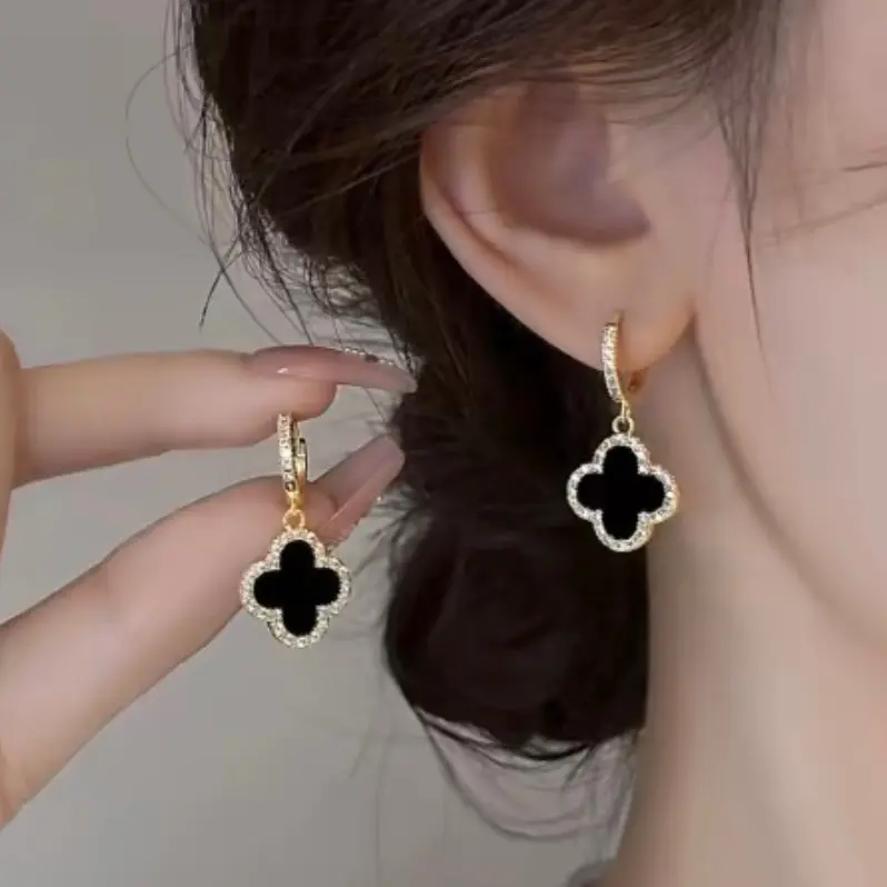 Anting Wanita Model Bunga Clover Elegan Titanium Anti Karat Korean Style - Earrings