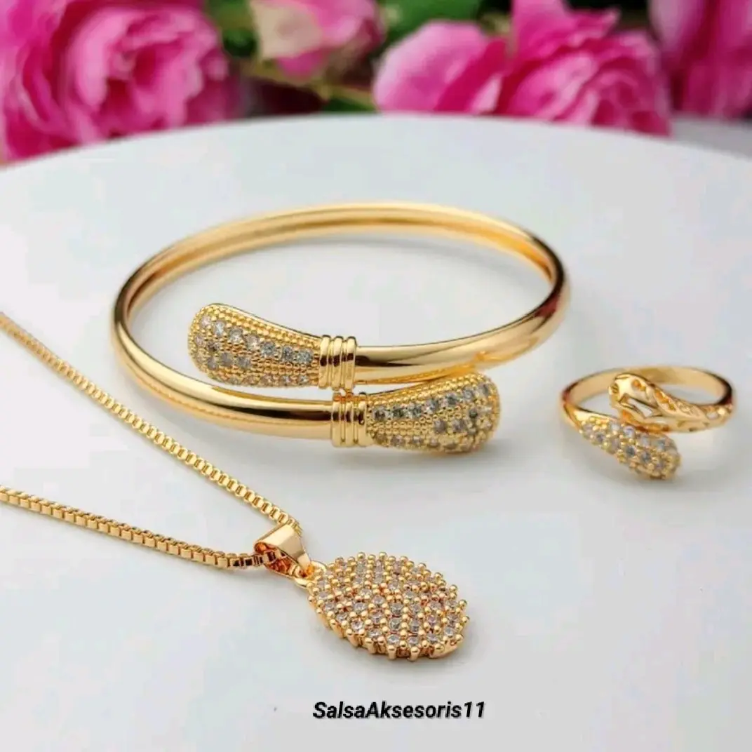 Satu Set Aksesoris Wanita Dewasa Anti Luntur Lengkap Gelang Cincin Anting Kalung Liontin Satu Set Perhiasan Wanita Anti Luntur Elegan